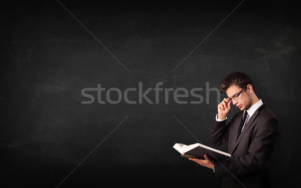 ストックフォト: 若い男 · 読む · 図書 · 黒板 · 学校 · ファッション