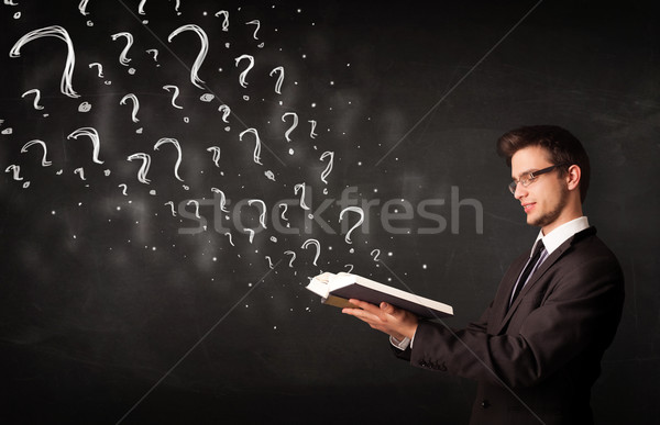 Junger Mann Lesung Buch Fragezeichen heraus verwechselt Stock foto © ra2studio