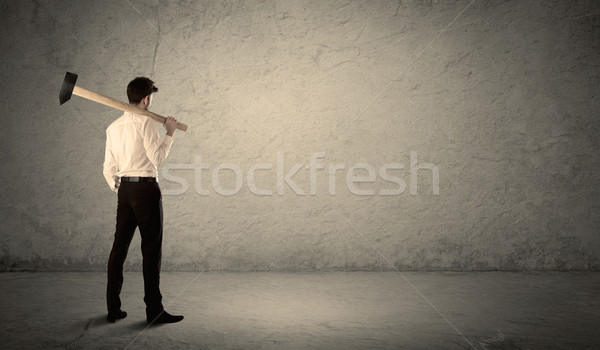 Stock foto: Geschäftsmann · stehen · schmutzig · Wand · Hammer · Kopie · Raum