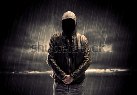 Anonim terorist noapte hoţ nerecunoscut în picioare Imagine de stoc © ra2studio