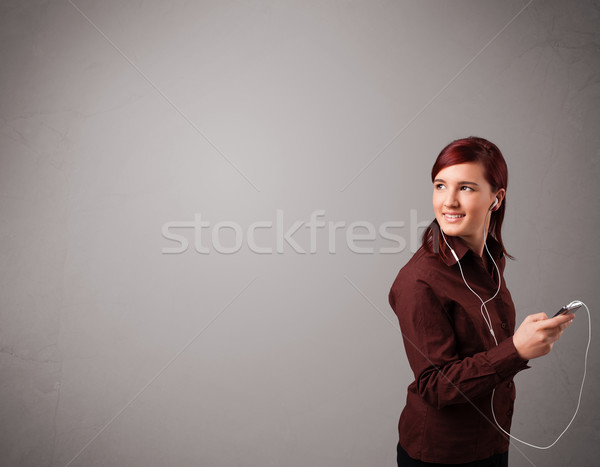 Foto stock: Jóvenes · dama · cantando · escuchar · música · espacio · de · la · copia · bastante