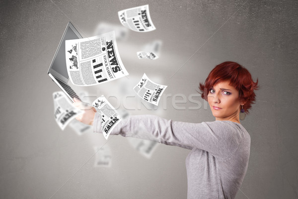 Przypadkowy dość młoda kobieta notebooka czytania wybuchowy Zdjęcia stock © ra2studio