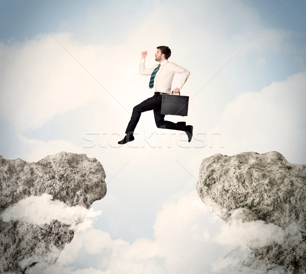 Gelukkig zakenman springen klif man berg Stockfoto © ra2studio