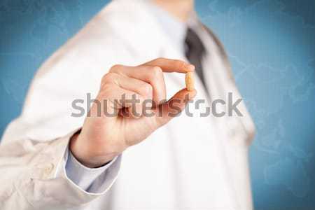 Arzt weiß halten Pille männlichen Arzt Mantel Stock foto © ra2studio