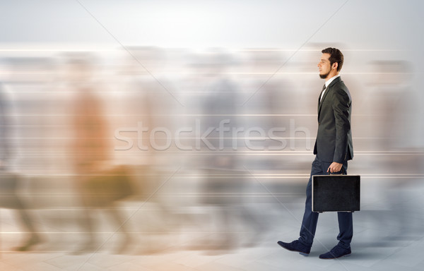 Biznesmen spaceru zatłoczony ulicy młodych teczki Zdjęcia stock © ra2studio