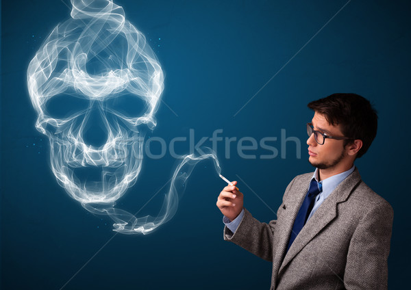 Foto stock: Joven · fumar · peligroso · cigarrillo · tóxico · cráneo