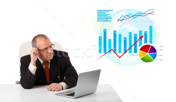 Zakenman vergadering bureau laptop statistiek geïsoleerd Stockfoto © ra2studio