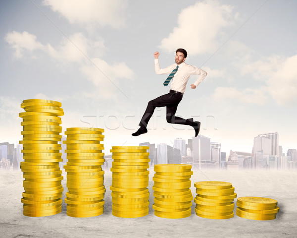 Erfolgreich Geschäftsmann springen up Goldmünze Geld Stock foto © ra2studio