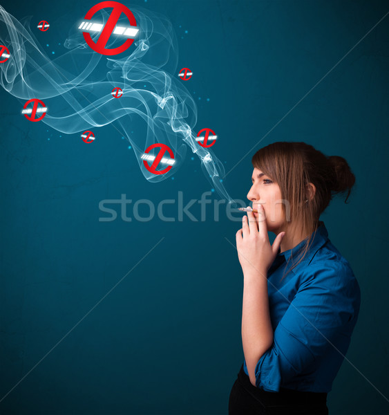 ストックフォト: 若い女性 · 喫煙 · たばこ · 標識
