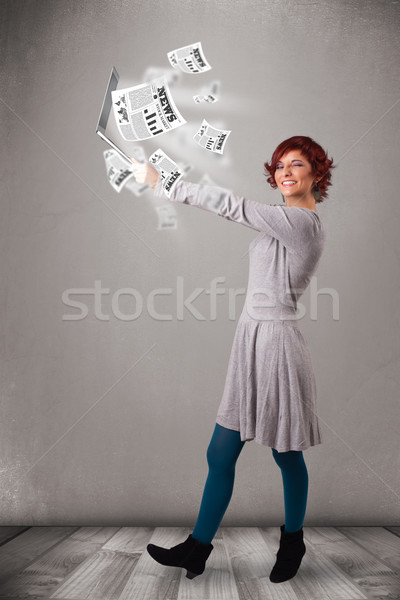 Przypadkowy dość młoda kobieta notebooka czytania wybuchowy Zdjęcia stock © ra2studio