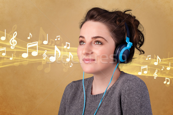 Jonge vrouw hoofdtelefoon luisteren naar muziek mooie merkt muziek Stockfoto © ra2studio
