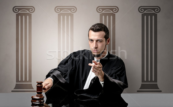Tineri judecător decizie tribunal simbol Imagine de stoc © ra2studio