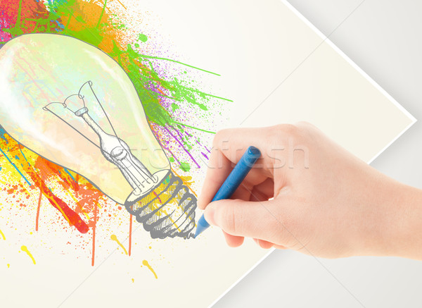 Mână desen hârtie colorat împroşca bec Imagine de stoc © ra2studio