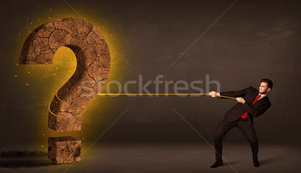 Foto stock: Hombre · de · negocios · grande · sólido · signo · de · interrogación · piedra