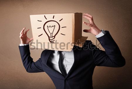 Om de afaceri cutie de carton cap în picioare bec Imagine de stoc © ra2studio