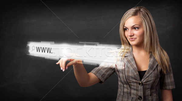 年輕 女實業家 觸摸 網頁 瀏覽器 商業照片 © ra2studio