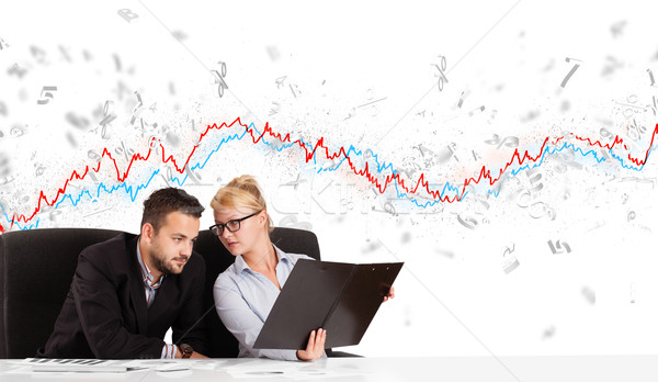 Om de afaceri femeie şedinţei tabel Bursa de Valori grafic Imagine de stoc © ra2studio