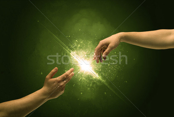 Foto stock: Tocar · armas · iluminación · chispa · punta · del · dedo · dos