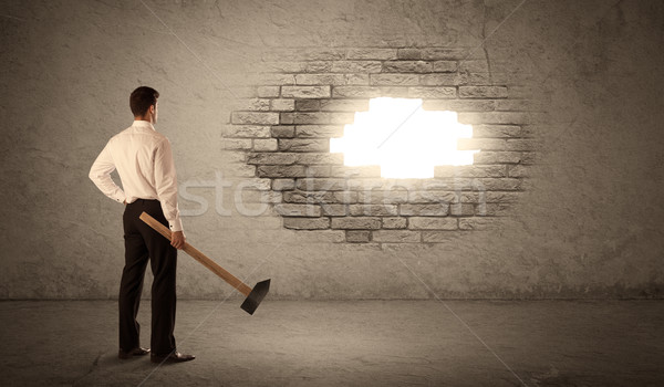 Geschäftsmann Backsteinmauer Hammer Öffnen Loch Ziegel Stock foto © ra2studio