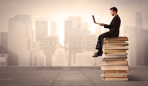 Homme au-dessus ville séance livres sérieux [[stock_photo]] © ra2studio