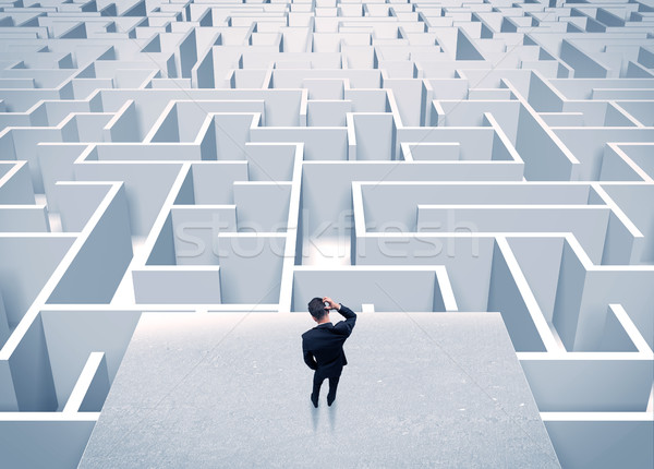 Om de afaceri infinit labirint elegant în picioare Imagine de stoc © ra2studio