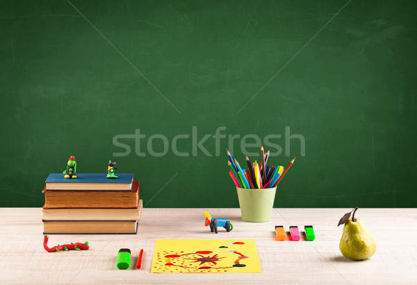 Zdjęcia stock: Szkoły · biurko · pusty · Tablica · powrót · do · szkoły · tablicy