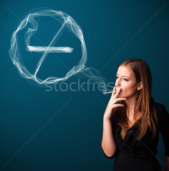 Foto stock: Jovem · senhora · fumador · insalubre · cigarro