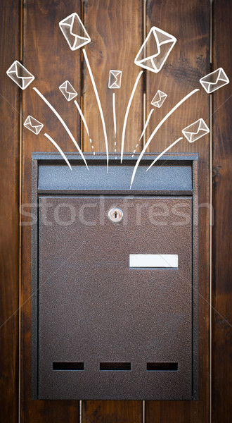 Afara cutie poştală litere hârtie perete Imagine de stoc © ra2studio