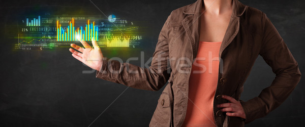 Foto stock: Jóvenes · mujer · de · negocios · tocar · colorido · gráficos · diagramas