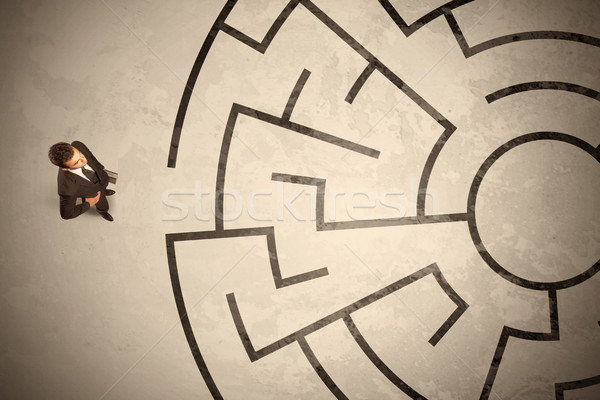 Perdu homme d'affaires regarder façon circulaire labyrinthe [[stock_photo]] © ra2studio