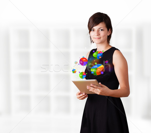 Foto stock: Mulher · jovem · olhando · moderno · comprimido · torta · gráficos