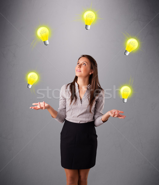 Foto stock: Jóvenes · dama · pie · malabares · bombillas · hermosa