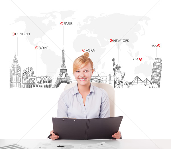Mooie jonge zakenvrouw wereldkaart wereld stad Stockfoto © ra2studio