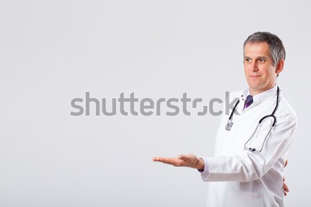 Lekarza słuchania pusty kopia przestrzeń stetoskop w średnim wieku Zdjęcia stock © ra2studio