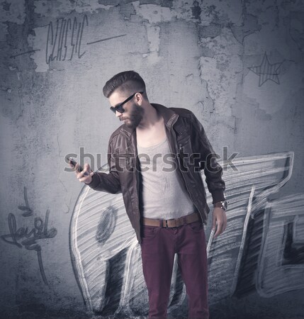 Mode Modell stehen Graffiti Wand gut aussehend Stock foto © ra2studio