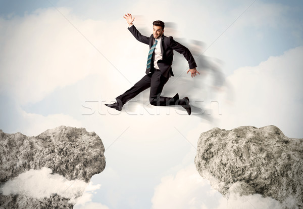 Heureux homme d'affaires sautant falaise affaires homme Photo stock © ra2studio