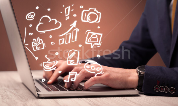 Impiegato seduta laptop elegante imprenditore desk Foto d'archivio © ra2studio