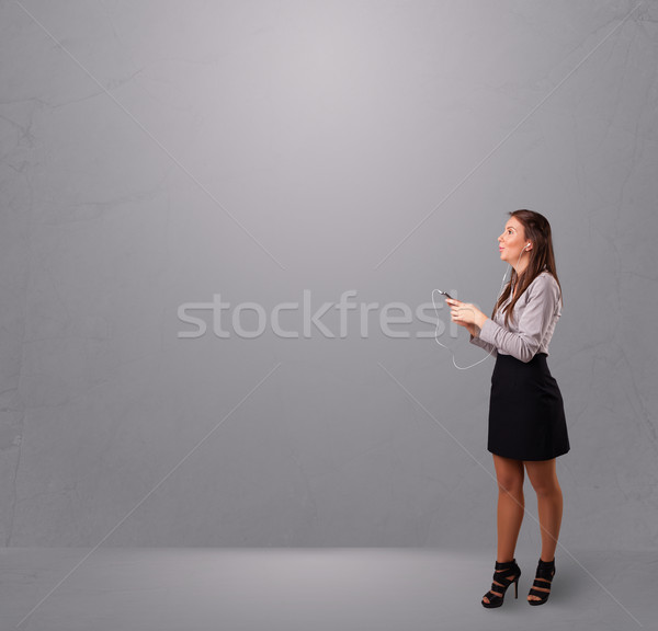 Foto stock: Jóvenes · dama · cantando · escuchar · música · espacio · de · la · copia · bastante