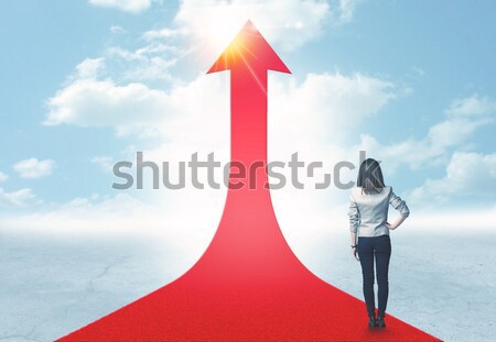 商業照片: 女實業家 · 常設 · 紅色 · 箭頭 · 道路 · 成功