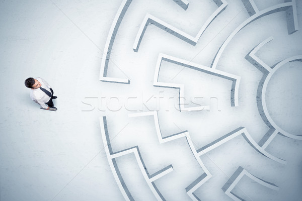 Homme d'affaires regarder circulaire labyrinthe nulle part stressante [[stock_photo]] © ra2studio