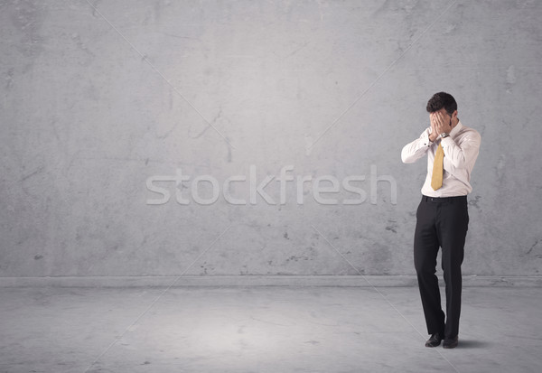 Jungen Geschäftsmann stehen verwechselt überrascht Umsatz Stock foto © ra2studio