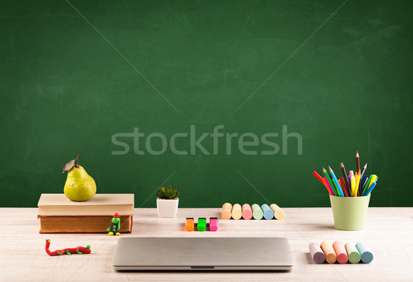 Stock foto: Schule · Schreibtisch · leer · Tafel · Zurück · in · die · Schule · Tafel