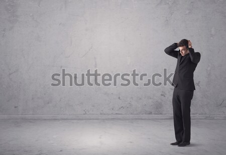 Jungen Geschäftsmann stehen verwechselt überrascht Umsatz Stock foto © ra2studio