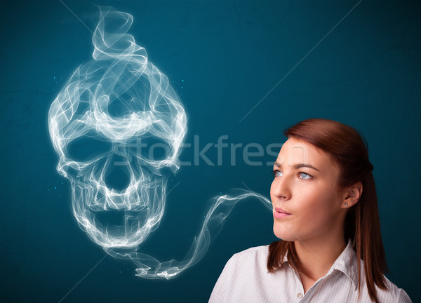 ストックフォト: 若い女性 · 喫煙 · たばこ · 毒性 · 頭蓋骨