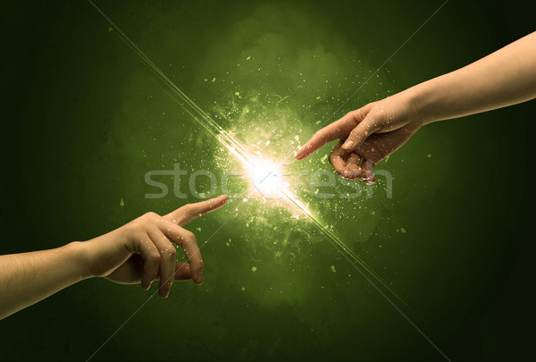 Foto stock: Tocar · armas · iluminación · chispa · punta · del · dedo · dos