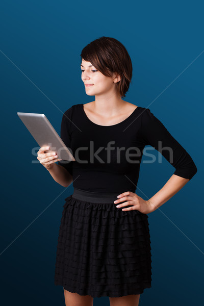 Stockfoto: Jonge · vrouw · naar · moderne · tablet · jonge · zakenvrouw