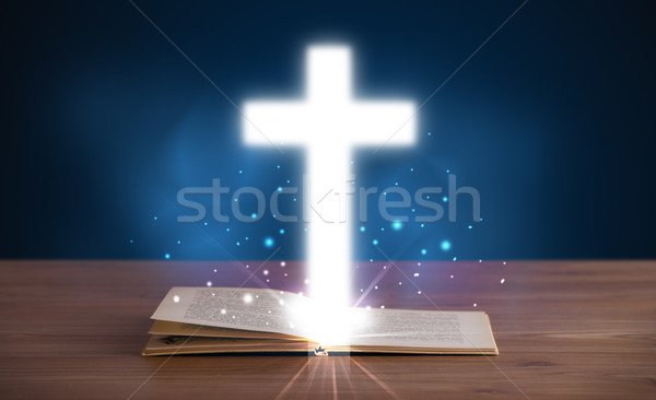 Ouvrir bible croix milieu Photo stock © ra2studio