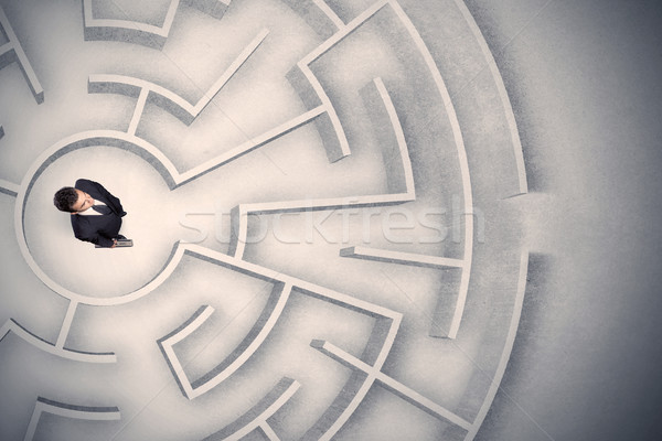 [[stock_photo]]: Homme · d'affaires · piégé · circulaire · labyrinthe · confondre · bureau