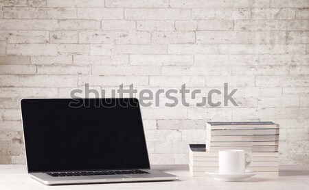Afaceri laptop alb zid de cărămidă deschide Imagine de stoc © ra2studio