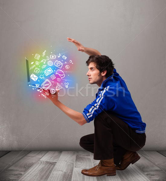 Stockfoto: Toevallig · jonge · man · laptop · kleurrijk